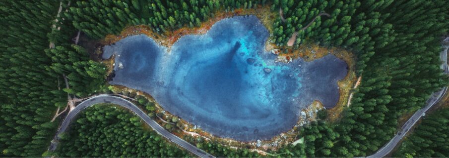 Vue d'ensemble d'un lac, d'une forêt et d'une route